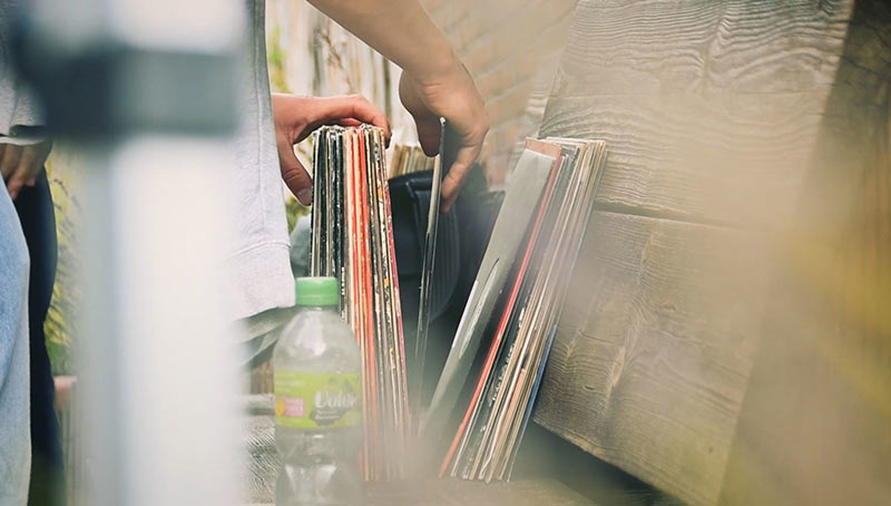 Foto: Ein Mensch sieht sich den Zustand einer Schallplatte an (Hände, Schallplatten, Ausschnitt)